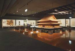 館内には、古代の土器や戦国時代の甲冑など貴重な展示品が数多く並んでいる。
