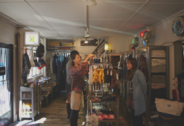 入り口のそばには、アクセサリーやバッグなどの小物類を陳列。横浜店限定のオリジナル商品は、プレゼントとしても人気が高い。