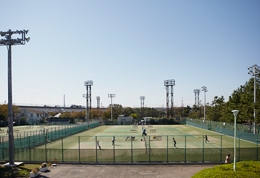 公園内にはテニスコートも併設されている。