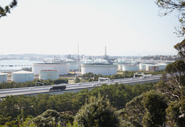 三重塔の近くにある展望台からは、湾岸に建つ工場群が一望できる。「工場萌え」な方にはたまらないスポット。