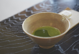 和菓子の甘みと抹茶のほどよい苦味がよく合う。抹茶は、京都で作っている餡入り落雁とセットで1服500円。